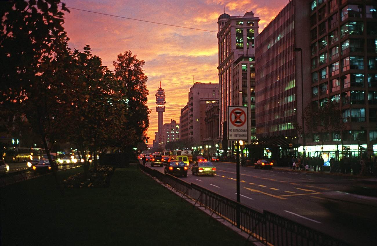 chi10_07 santiago.jpg - Centre Santiago les feux de la ville relaient peu à peu les couleurs du soleil couchant